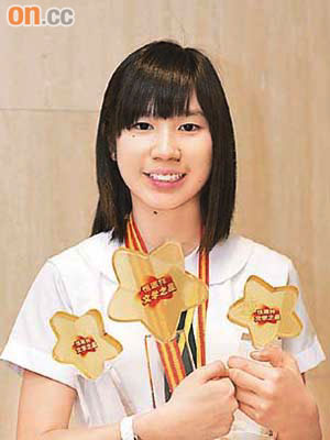 十四歲的李曉藍首次參加中國中學生作文大賽獲得文學之星殊榮。 （何天成攝）