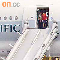 機上乘客沿逃生梯滑下疏散。