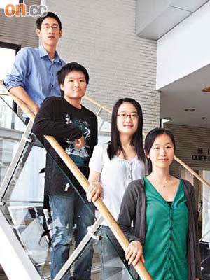 除蕭浩翀（左二）外，尚有多名科大生均獲獎學金，可以到海外著名學府進修。	（陳德賢攝）