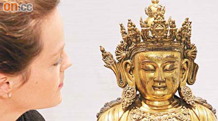 大明宣德年的鎏金銅無量壽佛坐像，應為全場最貴藏品。	（羅君豪攝）