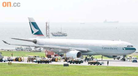 國泰一班由印尼泗水來港的客機前日上演九霄驚魂，幸有驚無險。	（資料圖片）