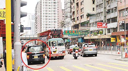 七人車（紅圈示）經常於學校門外違泊等候，惟交通警員駛經時並未檢控。	（讀者提供圖片）