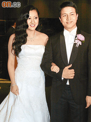 邱詠賢與夫婿許清池齊見記者，着住婚紗嘅Wendy明艷照人。