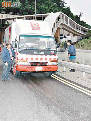 路面留下血漬，肇事貨車司機（左）落車協助調查。（邱國賢攝）