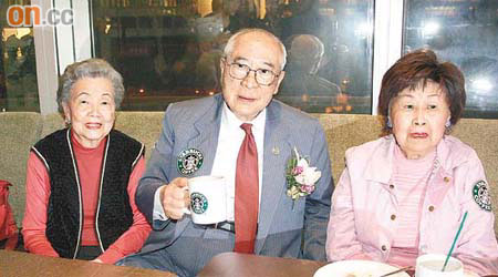 伍沾德（中）同老婆（左）、阿嫂都係Starbucks粉絲，一星期飲幾次咖啡。	（楊歡成攝）