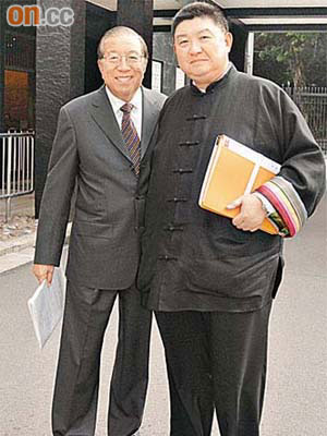 李大壯（右）一做港台商貿合作委員會主席，就被人追租，唔通真係「人怕出名豬怕肥」？	（資料圖片）