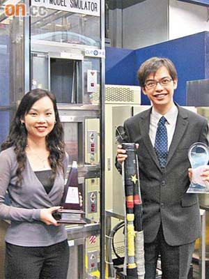 梁敏儀（左）獲學會頒發「傑出青年工程師獎」，梁國健（右）則獲發「青年會員創意獎冠軍」。