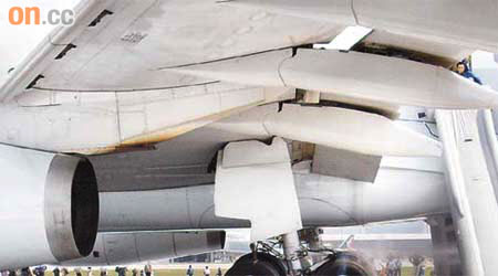 肇事國泰航機早前緊急降落時六個輪胎爆裂並冒煙。