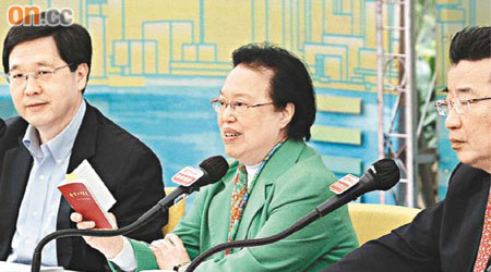 譚惠珠（中）及劉夢熊（右）赴論壇呼籲泛民接納政改方案。	（陳德賢攝）