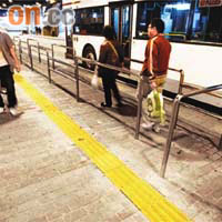 鐵欄阻路<BR>沙田新城市廣場地下巴士總站，曾有鐵欄建於失明人士引路徑上。