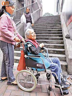 坐輪椅長者梁婆婆：「無理由有咁多樓梯，我哋坐輪椅的人根本上唔到去用。」	（高嘉業攝）