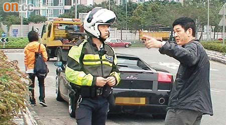 駕駛林寶堅尼的司機向警員講述撞車經過。	（翁火攝）