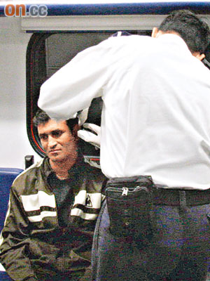 遭毆傷的孟籍男子由救護員包紮。