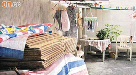 除晾曬衣服，住戶亦擺放雜物及桌椅，甚至搭建簷篷。