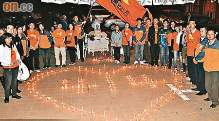 「麥田計劃」上周六在四川什邡為黃福榮舉行悼念活動，數十名成員及市民參與。	（互聯網圖片）