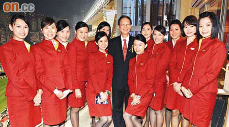 國泰前年在快活谷舉辦賽馬賽事，陳南祿（中）與國泰空姐合照，他當時已不是國泰行政總裁。