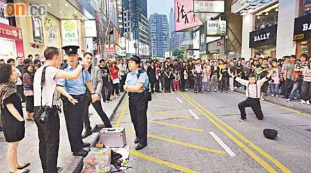 街頭表演雖大受歡迎，但表演「常客」不時被警員干預。	（張琦攝）