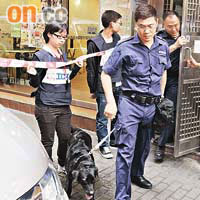 行動中出動警犬協助搜索違禁品。