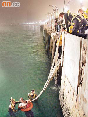 消防員合力將跳海女子拯救上岸。	（曾昭安攝）