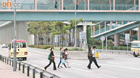 青山公路青龍頭段豪景花園對出天橋使用率低，居民多冒險橫過馬路。	（陳德賢攝）
