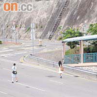青山公路與海安路交界車輛流量低，不少於交界巴士站下車的居民捨棄天橋，直接越過車路。