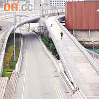 連接尖東海濱長廊與紅磡灣填海區的天橋，變成緩步跑者的練習場。	（霍振鋒攝）