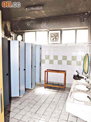 學校男廁的抽氣扇疑短路焚毀，牆壁被熏黑。	（陳展鴻攝）
