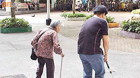 大埔醫院的物理治療師陪同髖關節骨折病人到住所景雅苑評估路面的斜度及安全性。