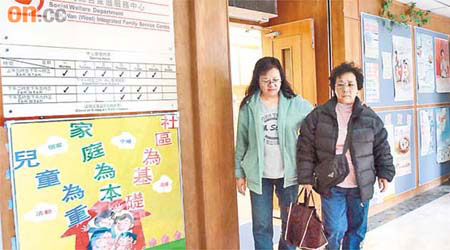 梁婆婆（右）在志願團體及議員助理（左）協助下，才獲三千多元搬遷津貼。
