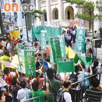 對於有關最低工資問題的爭拗，過往亦曾引發過多次大規模的遊行抗議。