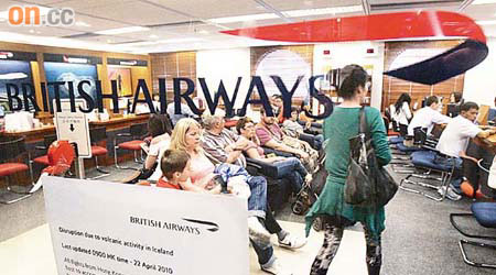 英國航空在辦事處張貼告示，表示機位緊張，最快下月中才有機位。	（陸智豪攝）