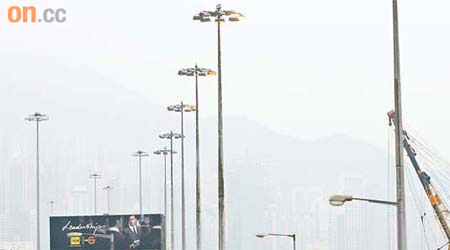 西九龍高速公路油麻地交匯處，路旁有十七支燈柱的螺絲帽被盜。	（周景文攝）