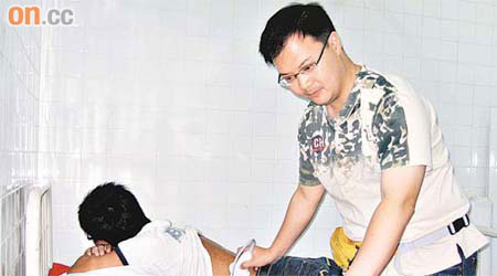 醫療義工隊會為吸毒青少年做膀胱掃描。