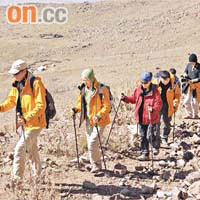 去年十月，探索隊帶同攝製隊登山。（挪亞方舟國際事工提供圖片）