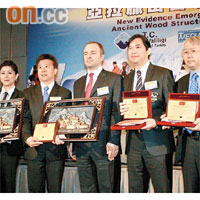四位香港探索隊員獲土耳其政府代表（中）頒發榮譽市民殊榮。
