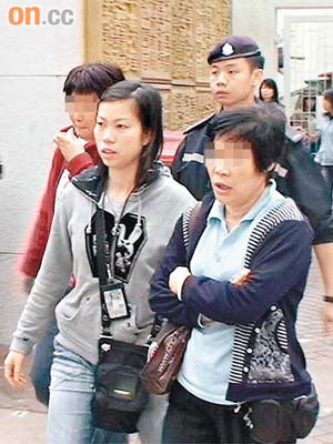 其中兩名被捕的涉案女工（右一及左一）帶署調查。	（吳子生攝）