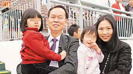 賴偉智（左二）曾與妻子（右）及女兒出現馬場。	（資料圖片）