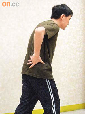 家明表示，病發時腰骨僵硬，需手扶腰骨走路，身體向前傾。