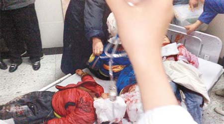 滿身鮮血的幼童被送院搶救。	（互聯網圖片）