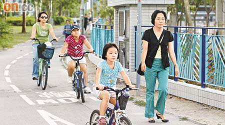 不少市民喜歡踩單車，發展局計劃打通新界單車徑網絡，方便市民。	（資料圖片）