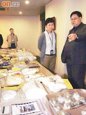 警方檢獲大批假卡半製成品及名牌物品。	（李健瑜攝）