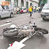 電單車撞毀翻側地上，死氣喉飛脫。