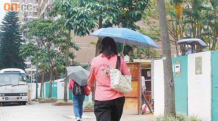 房署現正於沙角邨興建有蓋行人通道，讓居民免受日曬雨淋之苦。