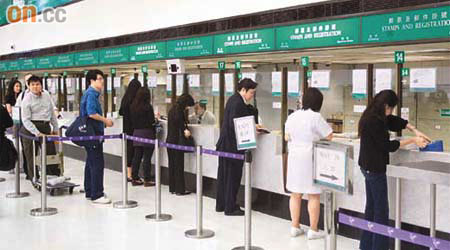 香港郵政的超時工作補水年年逾億元，被指「大花筒」。	（資料圖片）