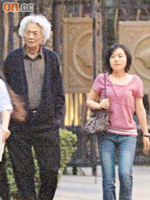 仍遭美國通緝的張五常月前在深圳被記者拍攝到與女子同行。	（資料圖片）