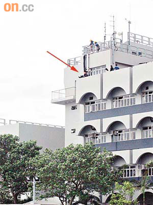 水警因工作壓力昨在西貢水警基地五樓企圖跳樓（箭嘴示）。	（左錦鴻攝）