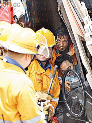 消防拯救重傷被困的貨櫃車司機。	（黃君堡攝）