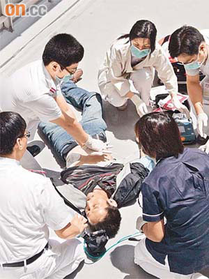 醫護人員為跳樓病人急救，送院終告不治。	（林少兒攝）