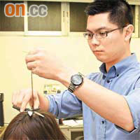 香港青年協會閃亮計劃主任文習武（右）表示，頭髮驗毒可以追溯被檢驗者過去九個月有否濫藥。