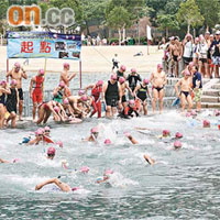 有團體在淺水灣海灘舉辦游泳活動，吸引七百多名年齡介乎四至七十多歲的泳手參與。	（伍鎮業攝）